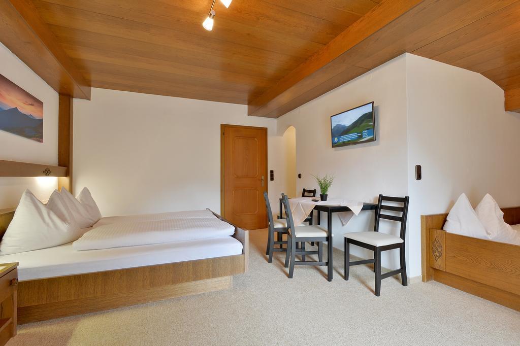 Landhaus Zum Griena Mayrhofen Δωμάτιο φωτογραφία